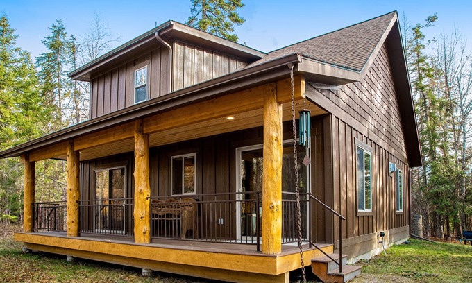 Bigfork Cabin | Five separate cabins ideal for a group getaway, near Flathead Lake & Glacier