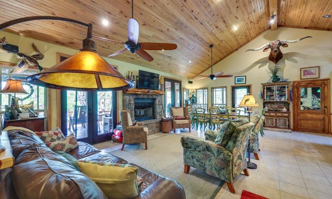 Caddo Gap House | Flag Hole Riverfront Cabin Near Local Attractions!