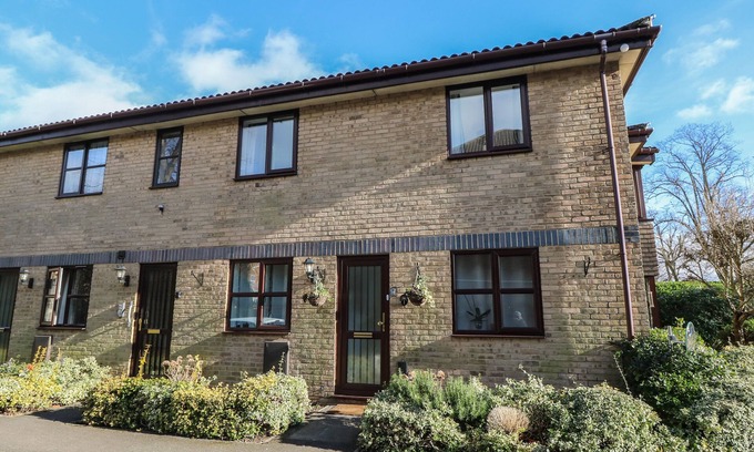 Southampton Cottage | FLAT 2, CLIFTON GARDENS, pet friendly, with a garden in Southampton