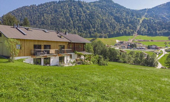 Itter Apartment | Flat with balcony opposite the ski lift