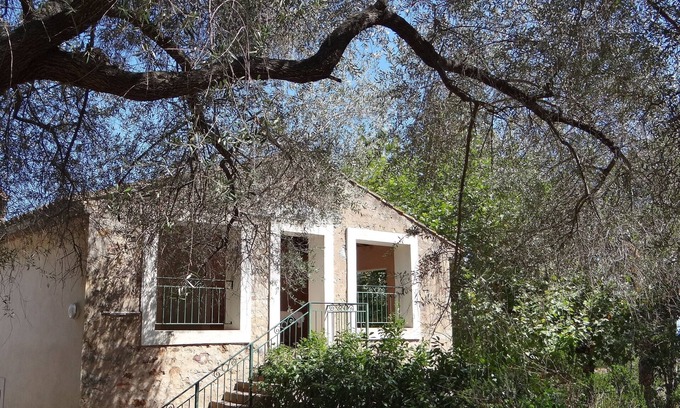 Hyeres House | Flat with loggia in a charming 18th century family estate, quiet, with independant entrance.