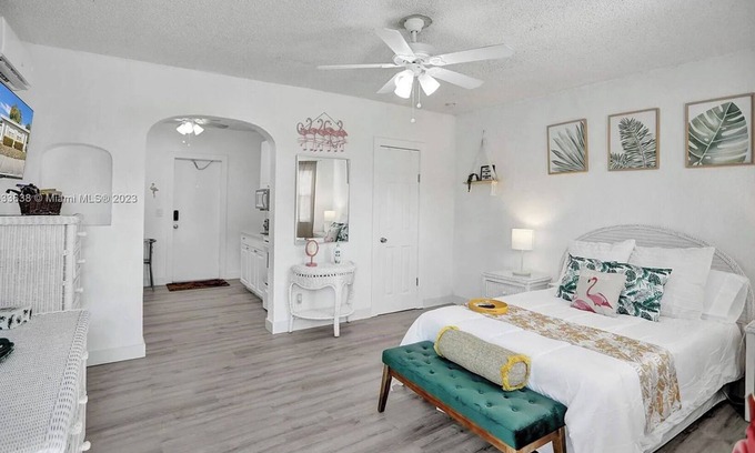 Lake Worth Cottage | FLOCKS + FEATHERS: 4 mins away from beach/casino