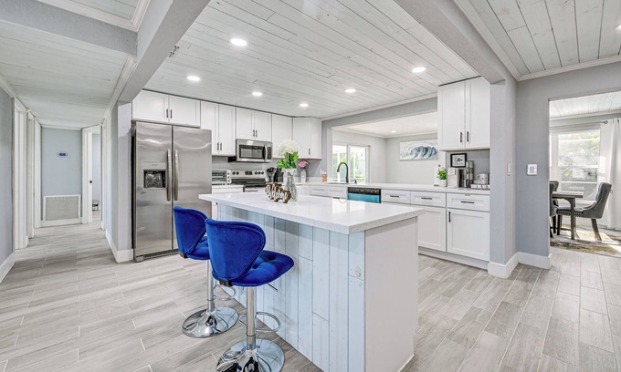 Oakland Hills Cottage | Florida Gulf Coast Getaway: Pool + Screened Lanai!