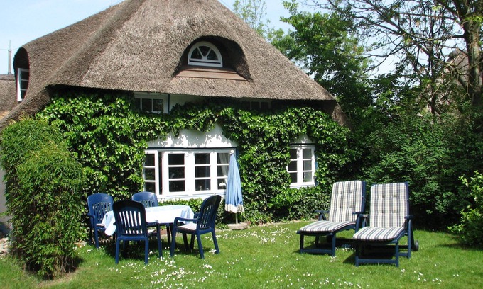 Goting House | Föhrer Friesenkate East from 1710, near the beach with a beach chair on the beach