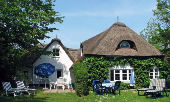 Goting House | Föhrer Friesenkate West from 1710, close to the beach with beach chair on the beach