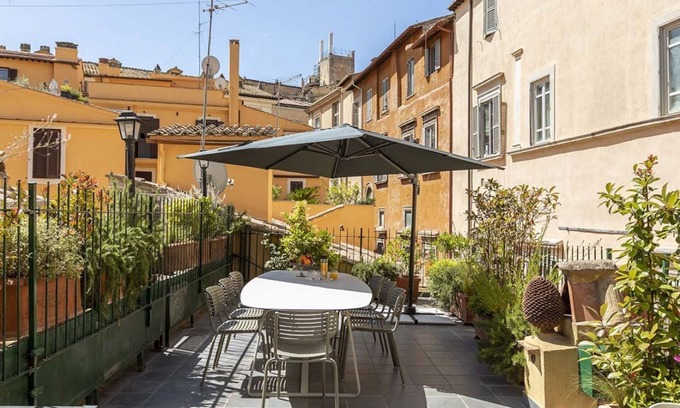 Rione IV Campo Marzio Apartment | FONTANELLA BORGHESE PALACE