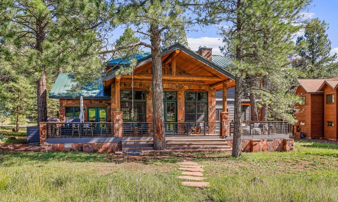 Kachina Village House | Forest Highlands retreat - Beautiful, open, fully renovated home in Flagstaff