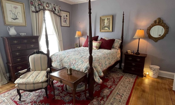 Cynthiana Apartment | Formal & Friendly 2nd Floor Studio Apartment in Historic 1811 Row House