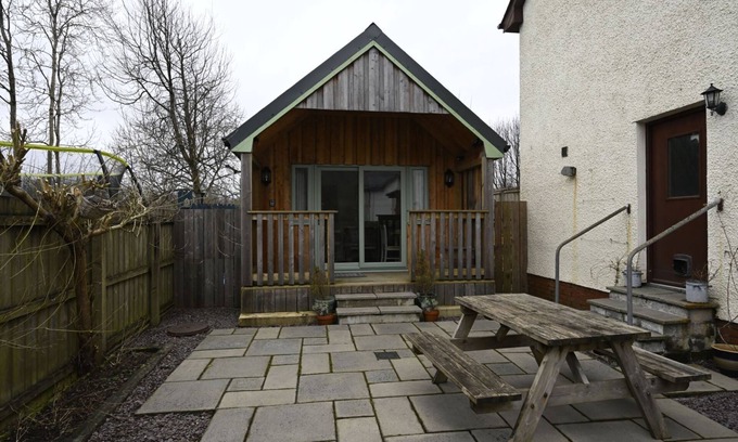 Fort William Ski Chalet | Fort William Chalet - a chalet that sleeps 2 guests in 1 bedroom