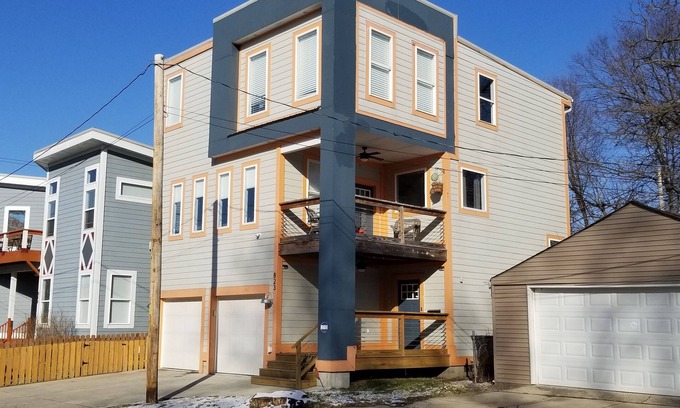 Fountain Square House | Fountain Square Chateau Downtown Indy - Spacious and Amenity Rich!