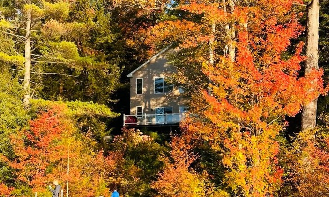 Plymouth House | Four-Season Lakefront 4BR | The Lookout at Loon Lake | Sleeps 10 | Pet-Friendly