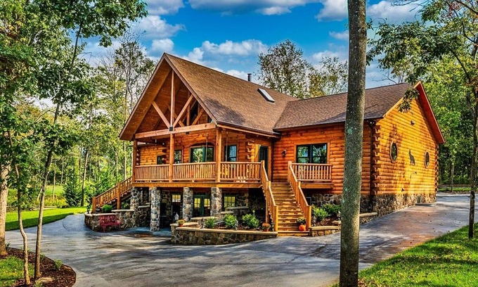 Shenandoah Cabin | Fox Den Cabin Sleeps up to 18 ADA Compliant main floor w/Hot Tub