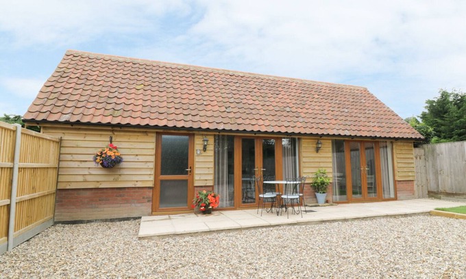 Spixworth Cottage | FOXLEY WOOD COTTAGE, pet friendly, with a garden in Spixworth