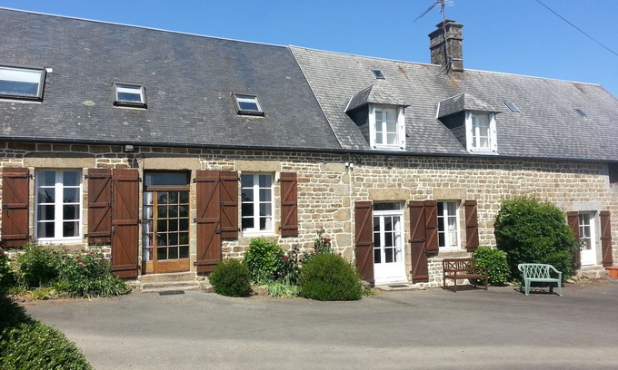 Saint-Georges-de-Reintembault Cottage | Beautiful rural houses for 14+ people - with private pool - heated April-September