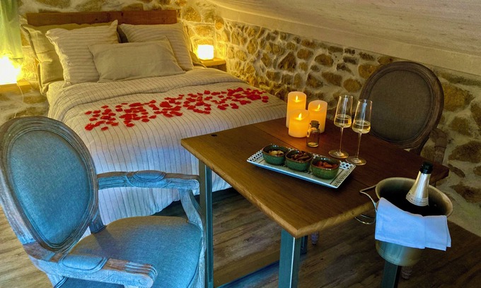 Asperjoc House | Laissez Vous Tenter par une Nuitée Romantique Avec Bain Nordique Privatif!