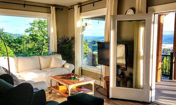 Carrolls Cabin | Framed by Nature: Picture Windows with River Views: Kalama Oaks' Panorama Suite