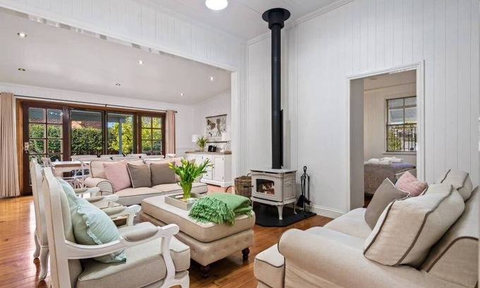 East Toowoomba House | Frangipani House - 3 bedroom Classic, Large, Comfy Queenslander in East Toowoomba