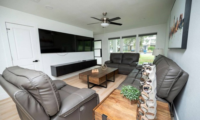 East Oak Hill House | Free $100 I 4 King BD I 4 Priv Bath I Duplex I Pet