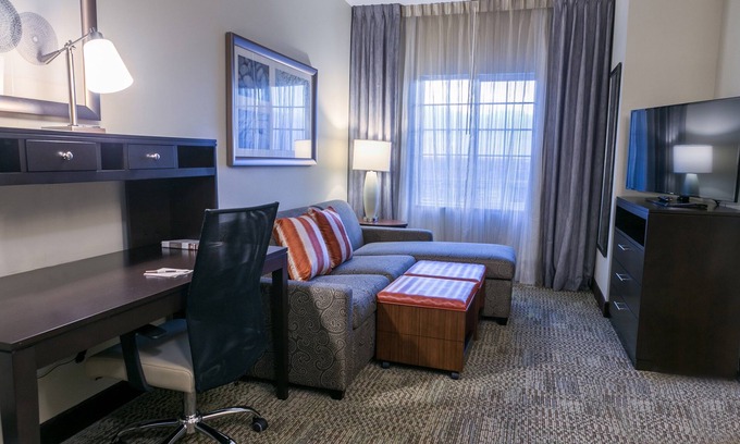 McNeil Condo | Free Breakfast Buffet, Pool Access, King Bed | Near University of Texas