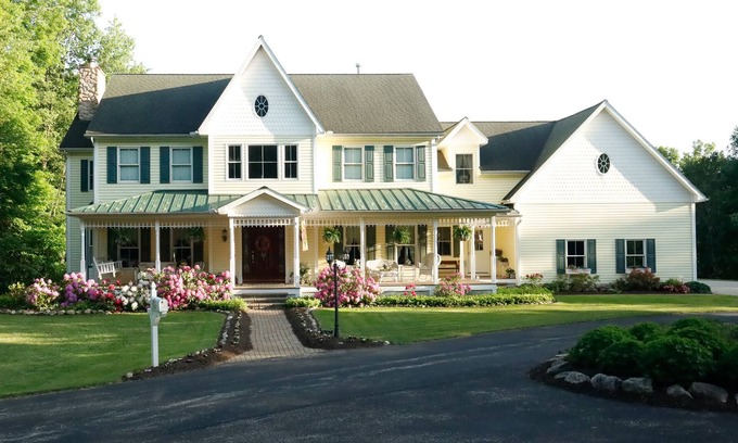 McKean Bed & Breakfast | FREE breakfast included at our secluded estate close to town! Room #2