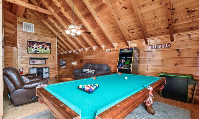 Sevierville Cabin | Free Dollywood Tix/Views/DogFriendly/Gameroom