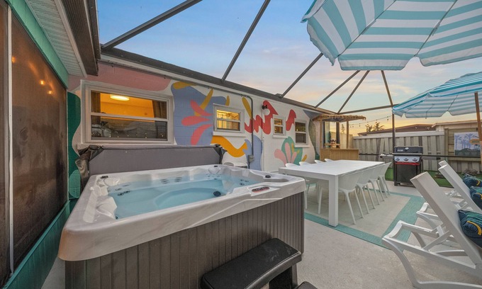 South Bradenton House | Free Heated Pool, Mini Golf Course, Full Arcade, Hot Tub, AMI 6 miles, IMG 3 mi