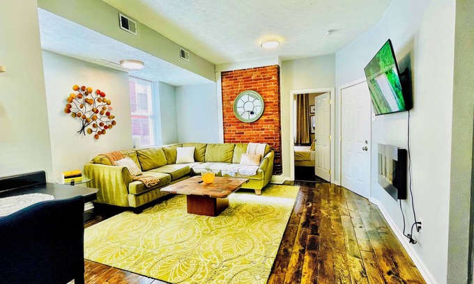 Central Northside Apartment | FREE Off St PARK Next to AGH+King Bed*Walk To All*