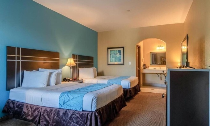 Moulton Hotel | Free Parking And Breakfast At A Sleek Room Near Tracie’s Bar