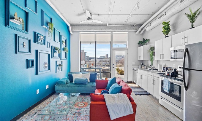 Downtown Des Moines Apartment | Free Parking and Gym - Loft Near Wells Fargo Arena Downtown - Stocked Kitchen