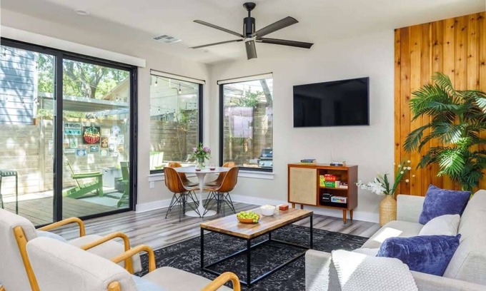 Holly House | Free Parking, Eastside - Palisander - Portoro