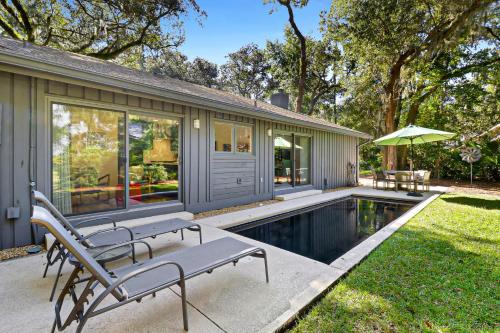 Lawton Woods House | FREE Pool Heat - Upscale Home, Private Heated Pool, Pet Friendly - 7 Pender Lane