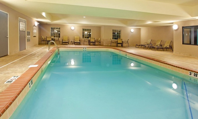 Elkhart Condo | Free Wi-Fi, Free Breakfast + Indoor Pool | 20 Minutes to the University of Notre Dame