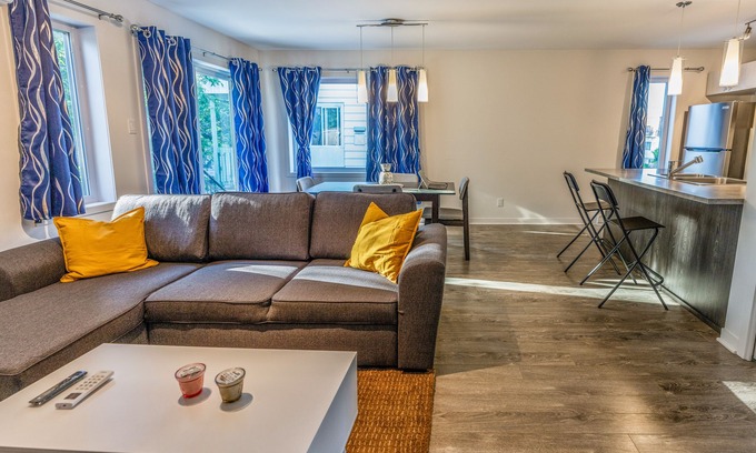 Laval-des-Rapides Condo | FreeParking Condo 2BRs 4beds AC Wi-Fi Smart TV