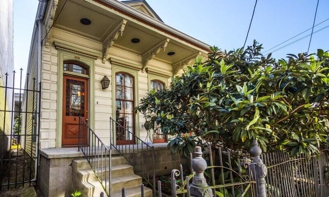 Arts/Warehouse District House | FRENCH QUARTER - WAREHOUSE DISTRICT - CONVENTION CENT - SPACIOUS PARKING - HOME