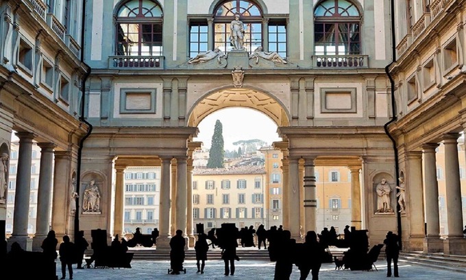 Oltrarno Apartment | Frescoed walls with ornate soft furnishings-sUPER LUXURY Piazza Pittin