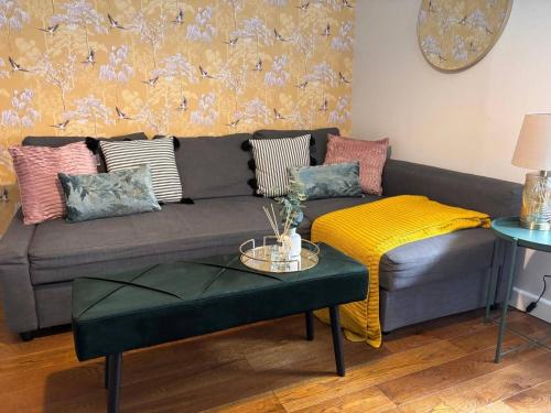 Gravesend Apartment | Fresh comfy space, feel at home.