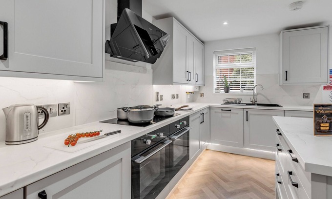 Norwich House | Freshly refurbished, Perfect for a family getaway or groups of contractors