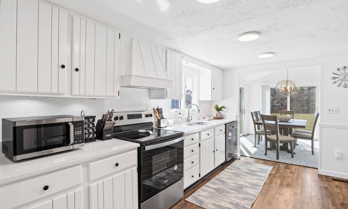 Ponds of Plymouth Cottage | Freshwater Cottage - 1 min walk to private beach - Plymouth