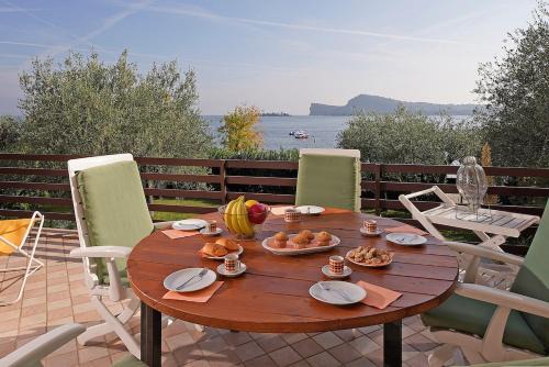 San Felice del Benaco Villa | Front lake Villa with huge garden
