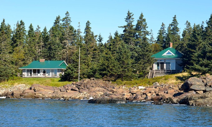 South Addison Cottage | Front Row Seats At One Of Nature's Best Spectacles.