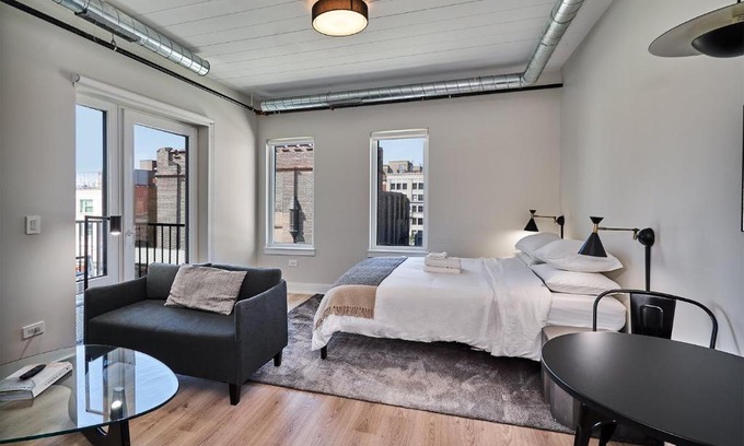 Lakeview Apartment | FRONTDESK Chic Open Wrigleyville Studio Apt
