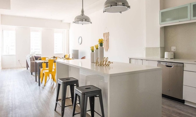 Downtown Kansas City Apartment | Frontdesk | Kansas City Apartment with City Views