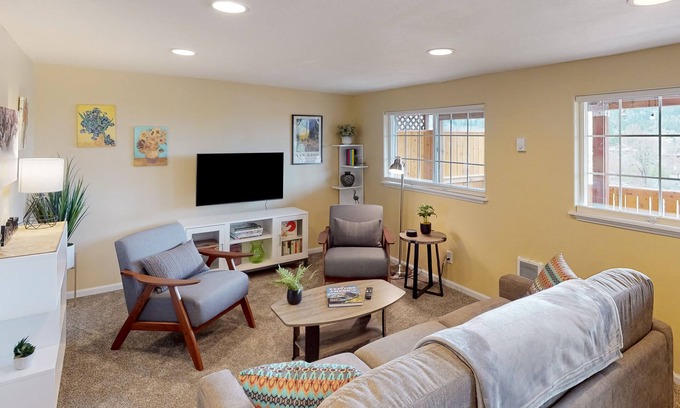 Amazon House | Full duplex with patio/deck, mountain views, washer/dryer, dogs allowed