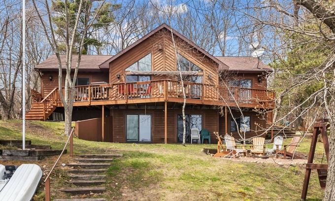 Wautoma House | Full Rec Lake w/pontoon to rent! 🏖 Beach. 🐶 friendly.