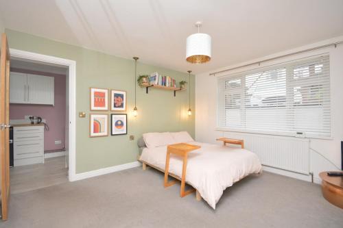 Exeter Apartment | Fully furnished apartment in Exeter