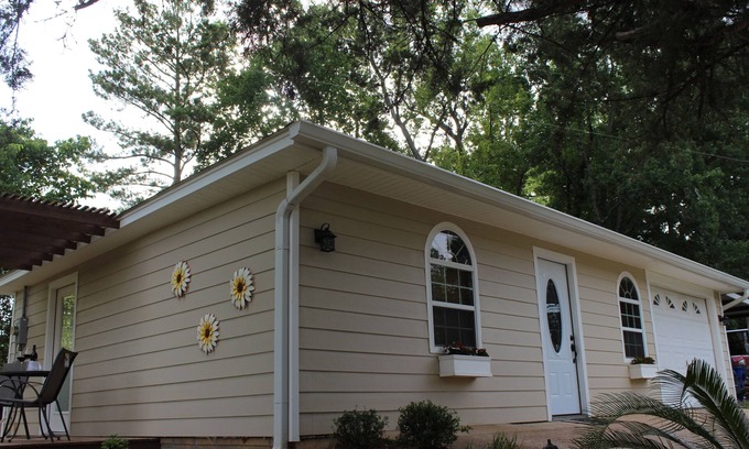 Crockett House | Fully furnished Executive suite for single or couples.