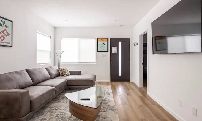 Los Angeles House | FULLY RENOVATED 2bed/1bath - The Monopoly House!