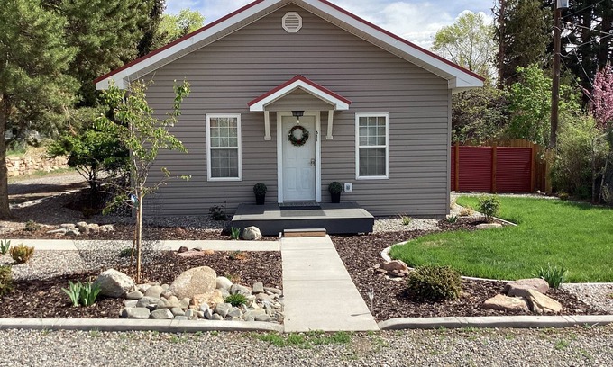 Salmon House | Fully renovated cozy home in the heart of Salmon! No cleaning fees!
