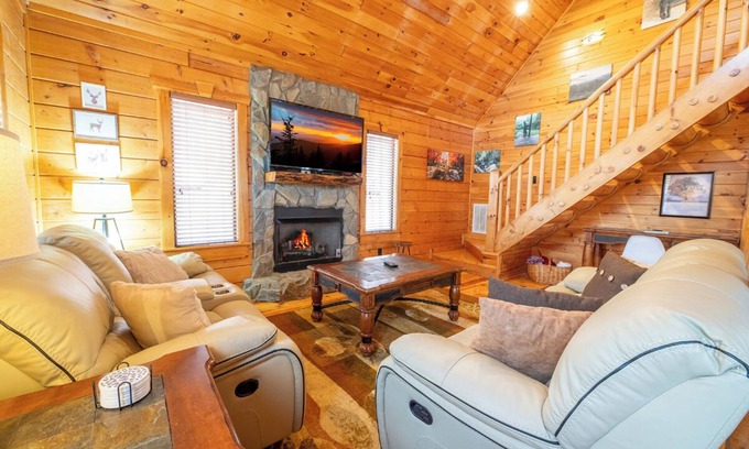 White Oak Lodge Cabin | *Fun 2BD Cabin w/GAMES! Hot Tub + Shared Pool*