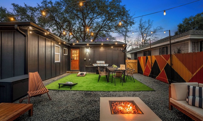 Braeswood Place House | Fun-Filled Backyard:Firepit-Grill-Games-Good Vibes